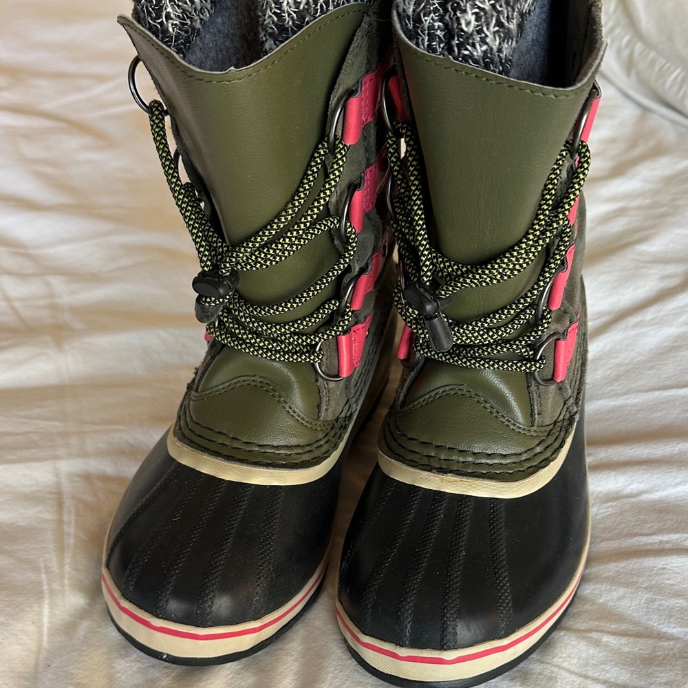 Sorel Kids' Green and Black Boots with Pink Highlights